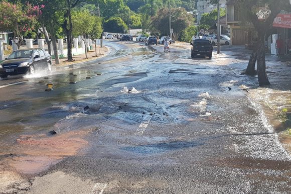 Rompimento de rede deixa quatro bairros sem água em Santa Cruz GAZ