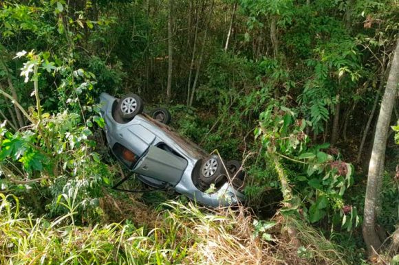 Carro Capota Ap S Motorista Desviar De Caminh O Na Rsc Gaz