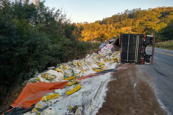 Carreta Tomba E Colide Em Carro Na Rsc Gaz Not Cias De Santa