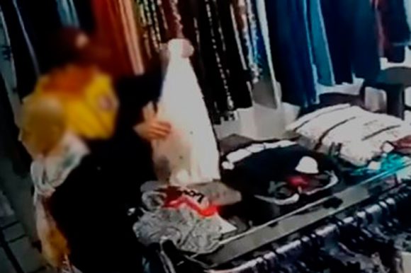 Jovem é flagrado furtando roupas em loja no Centro de Santa Cruz GAZ