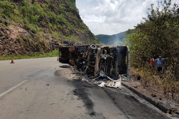 Duas Pessoas Ficam Feridas Após Tombamento De Carreta Gaz Notícias De Santa Cruz Do Sul E Região