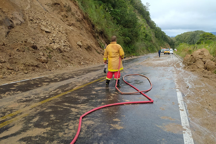 Deslizamento bloqueia ERS-400 entre Candelária e Sobradinho, Rio Grande do  Sul