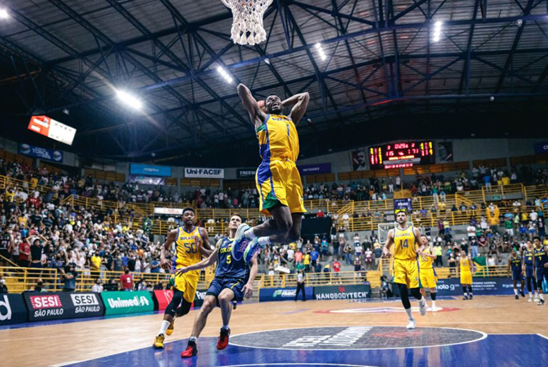 Equipe de basquete conquista vitórias consecutivas e avança para