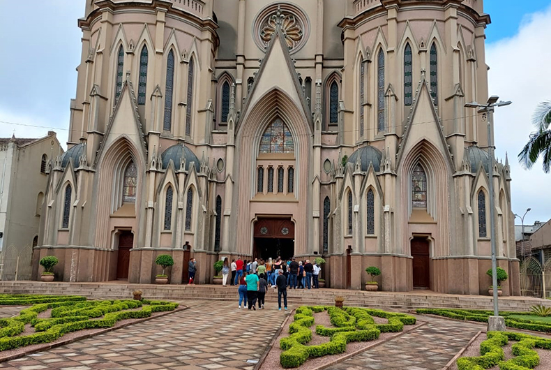 Paróquia São João Batista - Campo Grande - MS - A IMPRESSIONANTE VISÃO  SOBRENATURAL QUE UM PADRE JESUÍTA TEVE DA SANTA MISSA Créditos:  padrereus.org.br / Wikipedia. Esta visão sobrenatural da Santa Missa