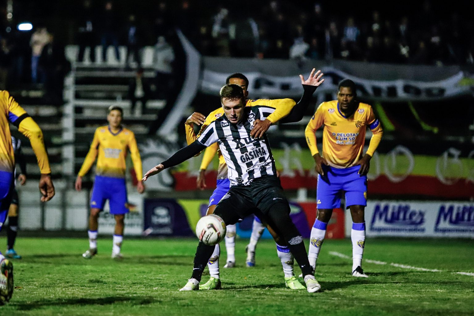 De virada, Galo vence em Santa Maria