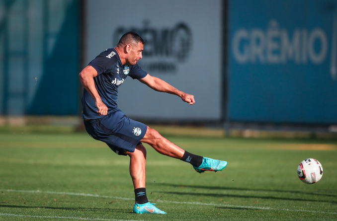 Artilheiro do Grêmio, Diego Souza é liberado para fazer cirurgia e