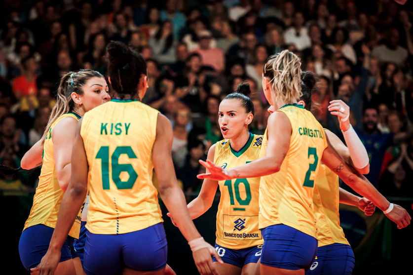 Brasil sofre, mas derrota Itália no tie-break no Mundial de vôlei feminino  