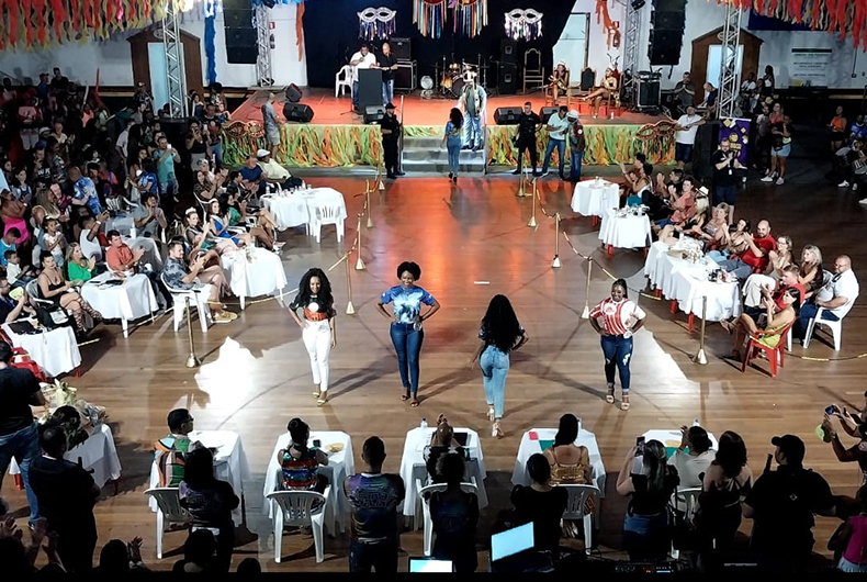 Come a a escolha da corte do Carnaval de Santa Cruz GAZ