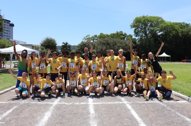 Atletas da Escolinha AMO Atletismo participam do Torneio Escolar