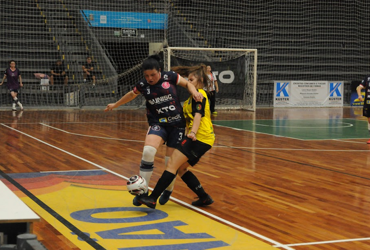 Santa Cruz vence no masculino e feminino