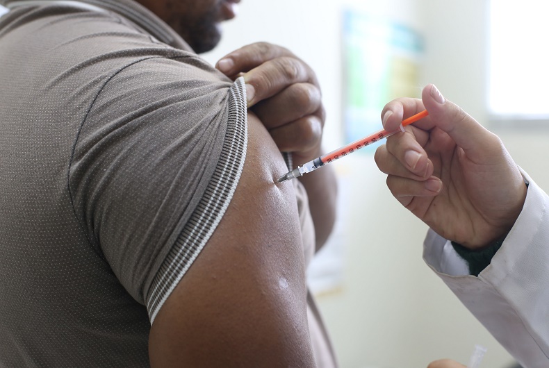 Duas farmácias de Santa Cruz oferecem vacina contra dengue; veja quais e quanto custa