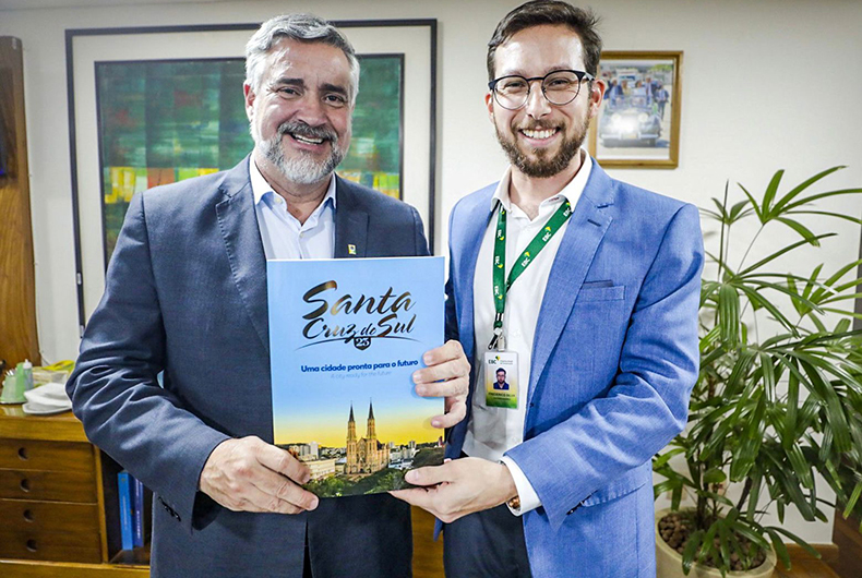 Paulo Pimenta recebe Revista de Santa Cruz