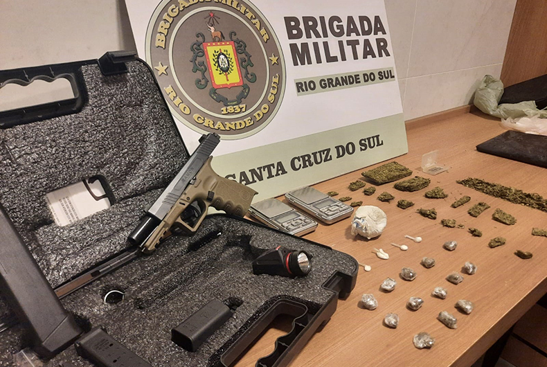 Traficante é preso com maconha, cocaína e pistola israelense