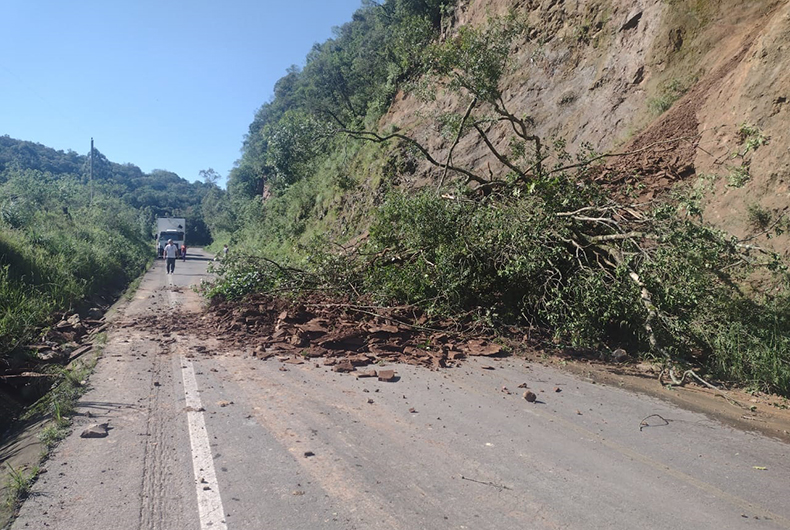 Deslizamento bloqueia ERS-400 entre Candelária e Sobradinho, Rio Grande do  Sul