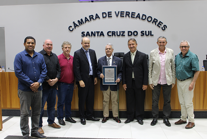 Médico Dario Carlos Hübner recebe título Cidadão Santa-cruzense