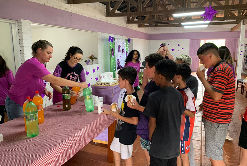 FOTOS: Roxinhas beneficiam quase 500 crianças em ações de Natal