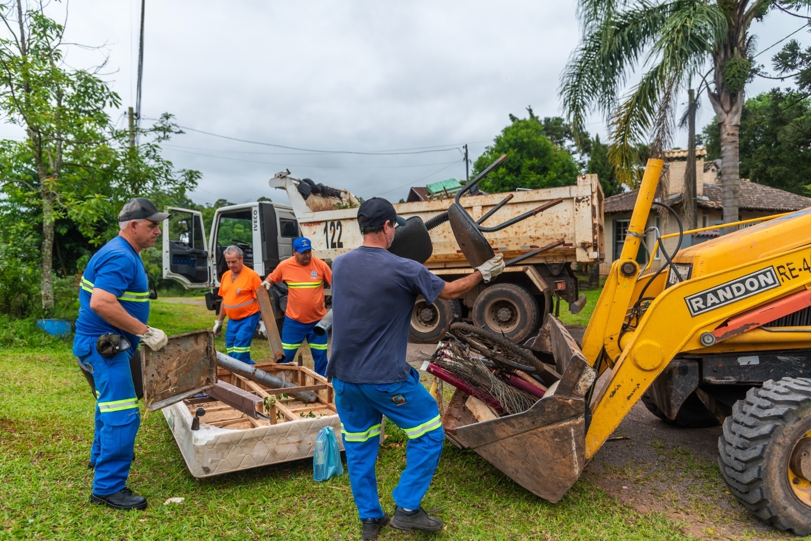 Meu Bairro Mais encerra 2023 com ação em Linha Santa Cruz