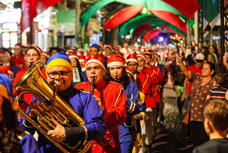 Desfile temático leva milhares de pessoas ao Centro de Rio Pardo para receber o Papai Noel