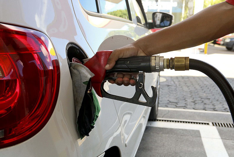 Preço médio da gasolina cai em Santa Cruz; veja