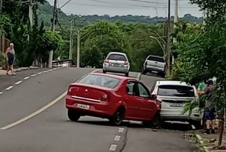 Motorista que estaria mexendo no celular bate em carro estacionado no Arroio Grande