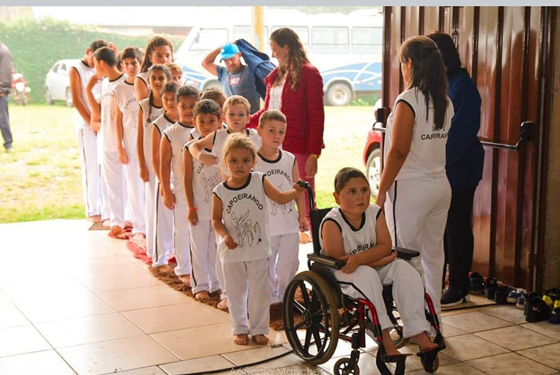 Iniciativa de prevenção ao trabalho infantil transforma cadeirante em capoeirista