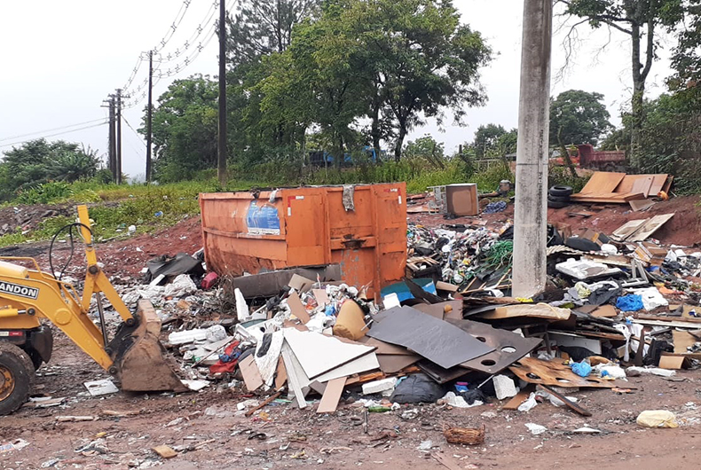 Prefeitura fez a limpeza da área onde está a coletora no corredor Adolfo Pritsch