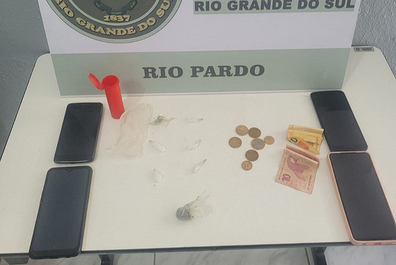 Drogas, dinheiro e celulares foram apreendidos pela Brigada Militar