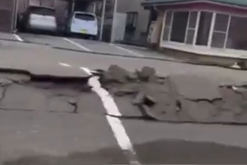 Ruas ficaram rachadas após terremoto atingir o Japão