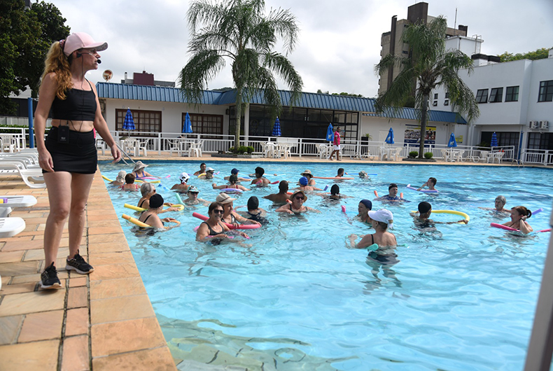 FOTOS: projeto de hidroginástica para idosos recomeça com força total