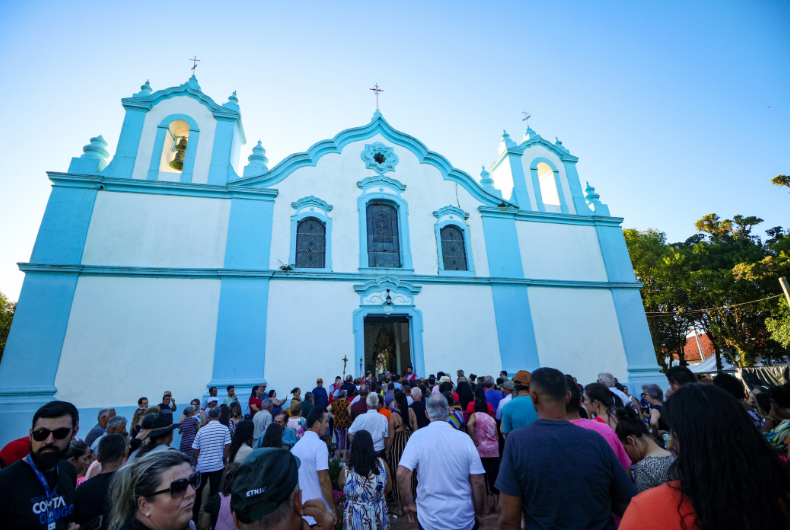 Procissão reúne milhares de fiéis na vila histórica de Santo Amaro do Sul