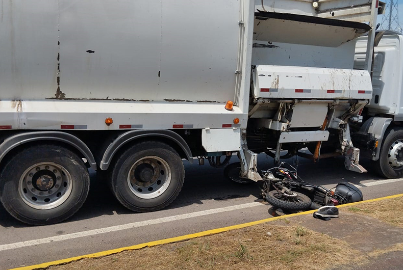 Motociclista fica ferido em acidente com caminhão na BR-471
