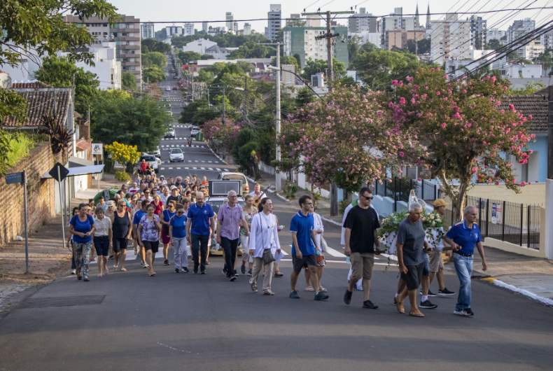 Demonstrações de fé marcam procissão de Nossa Senhora de Lourdes