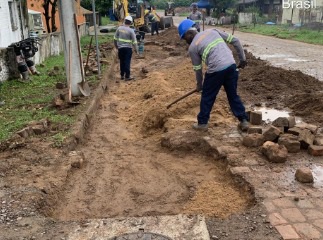 Equipes trabalham na implantação das novas redes de esgoto no Bairro Avenida