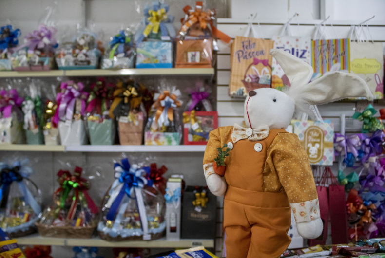 Páscoa mais cedo enche lojas com chocolates e itens de decoração em Santa Cruz