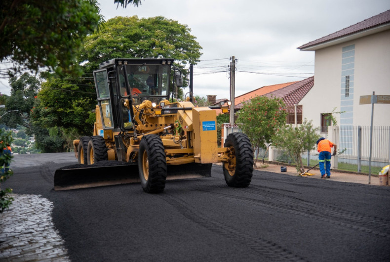 Secretaria de Obras conclui asfaltamento na rua Paraíba