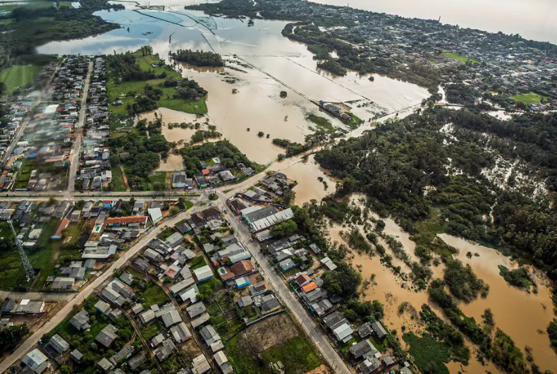 Nível do Guaíba volta a subir e inunda ruas de Porto Alegre