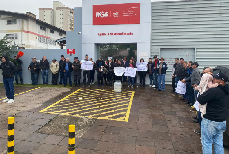 Moradores da Travessa Bohnem protestam em frente à RGE