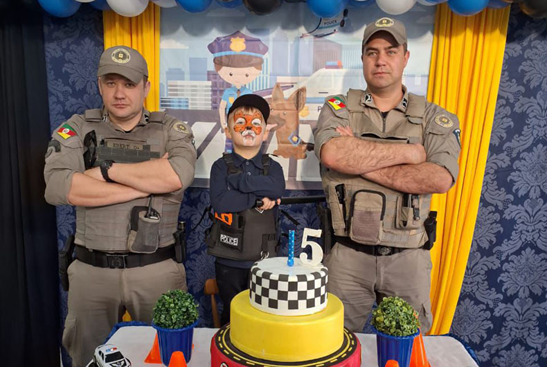 Brigada Militar prestigia aniversário de menino de 5 anos que admira a instituição