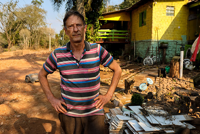 Morador de Rio Pardinho encontra lápide que foi carregada pela enchente