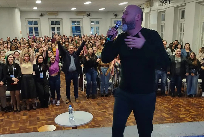 Patrono da Feira do Livro de Rio Pardo, Carpinejar faz reflexão sobre ansiedade e amor