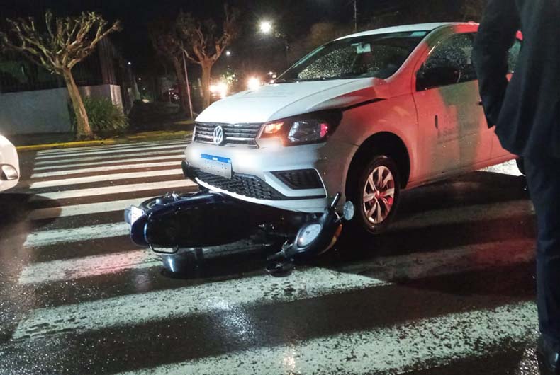 Mulher fica ferida após colisão entre carro e moto no Centro de Santa Cruz