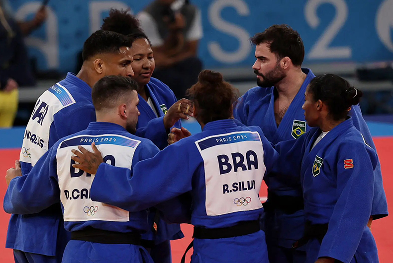 Brasil é derrotado no judô por equipes mistas e disputa repescagem para tentar o bronze