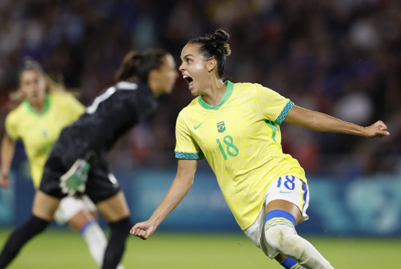 Seleção feminina de futebol marca no fim, despacha anfitriã França e vai à semi