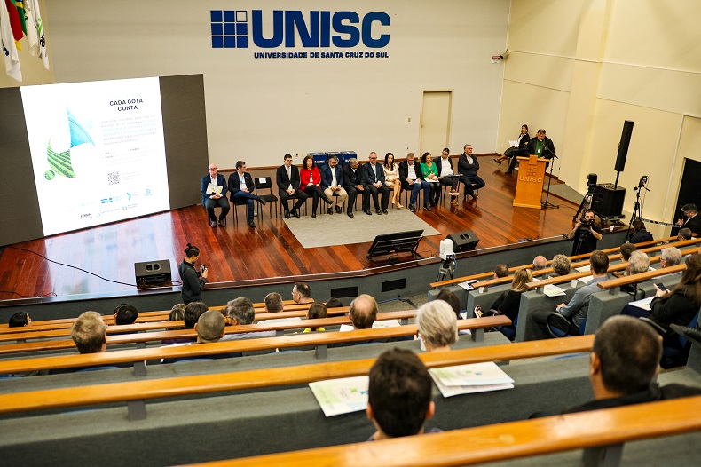 Anfiteatro da Unisc sediou o seminário proposto pela Assembleia Legislativa. Encontro ocorreu durante toda a manhã de sexta-feira