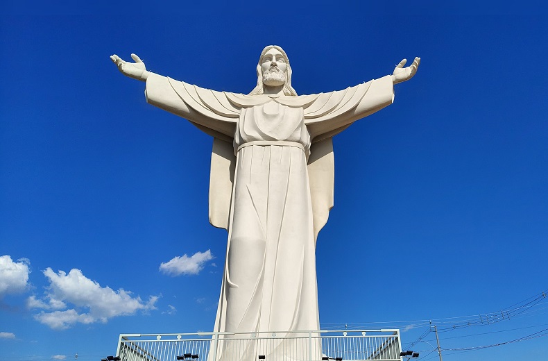 Estátua com 24 metros de altura representa novo marco para o turismo religioso na região