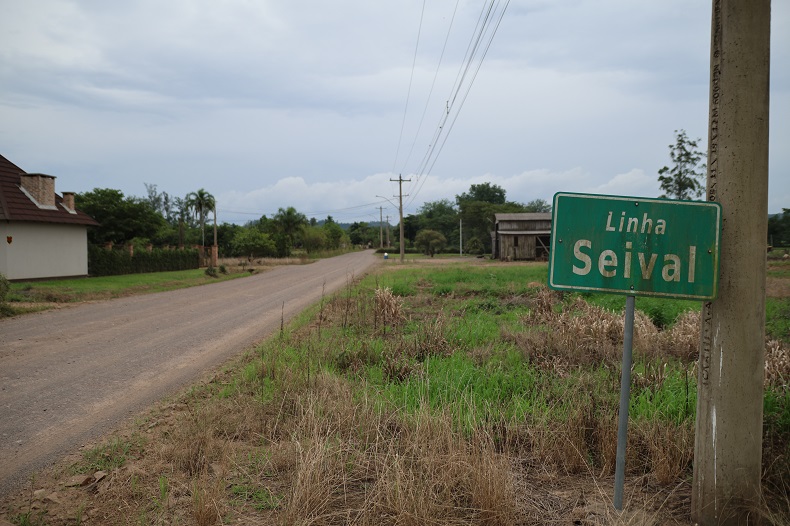 Linha Seival fica localizada a cerca de 15 quilômetros do centro de Santa Cruz do Sul. Desde 2010, enfrenta a situação envolvendo a divisa de sua área com Venâncio Aires