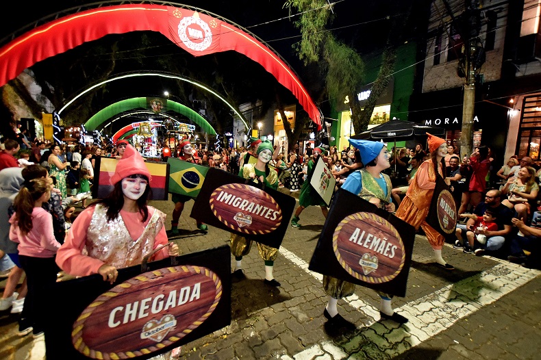 Tema do desfile fez alusão ao bicentenário da imigração alemã, apresentando os sonhos e memórias da infância dos imigrantes