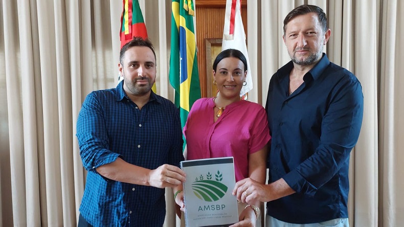 Pablo (à esquerda) se reuniu com Prissila e Alex para apresentar o trabalho da associação