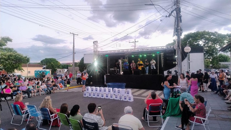 Integrantes do CTG Lanceiros de Santa Cruz animaram o público na noite de ontem