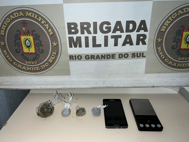 Durante a abordagem, os policiais encontraram com o indivíduo uma balança de precisão, 30 gramas de maconha e um aparelho celular